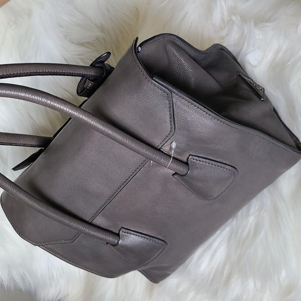 💯 Authentic Prada Handbag 🍀 - Picture 4 of 16